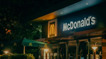 mcdonalds de nuit — arches dorées et terrasse