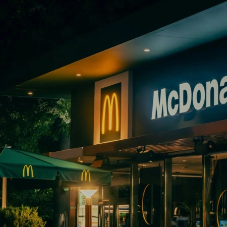 mcdonalds de nuit — arches dorées et terrasse