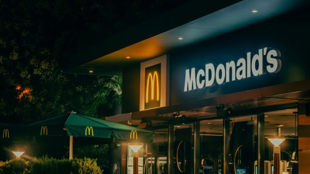 mcdonalds de nuit — arches dorées et terrasse