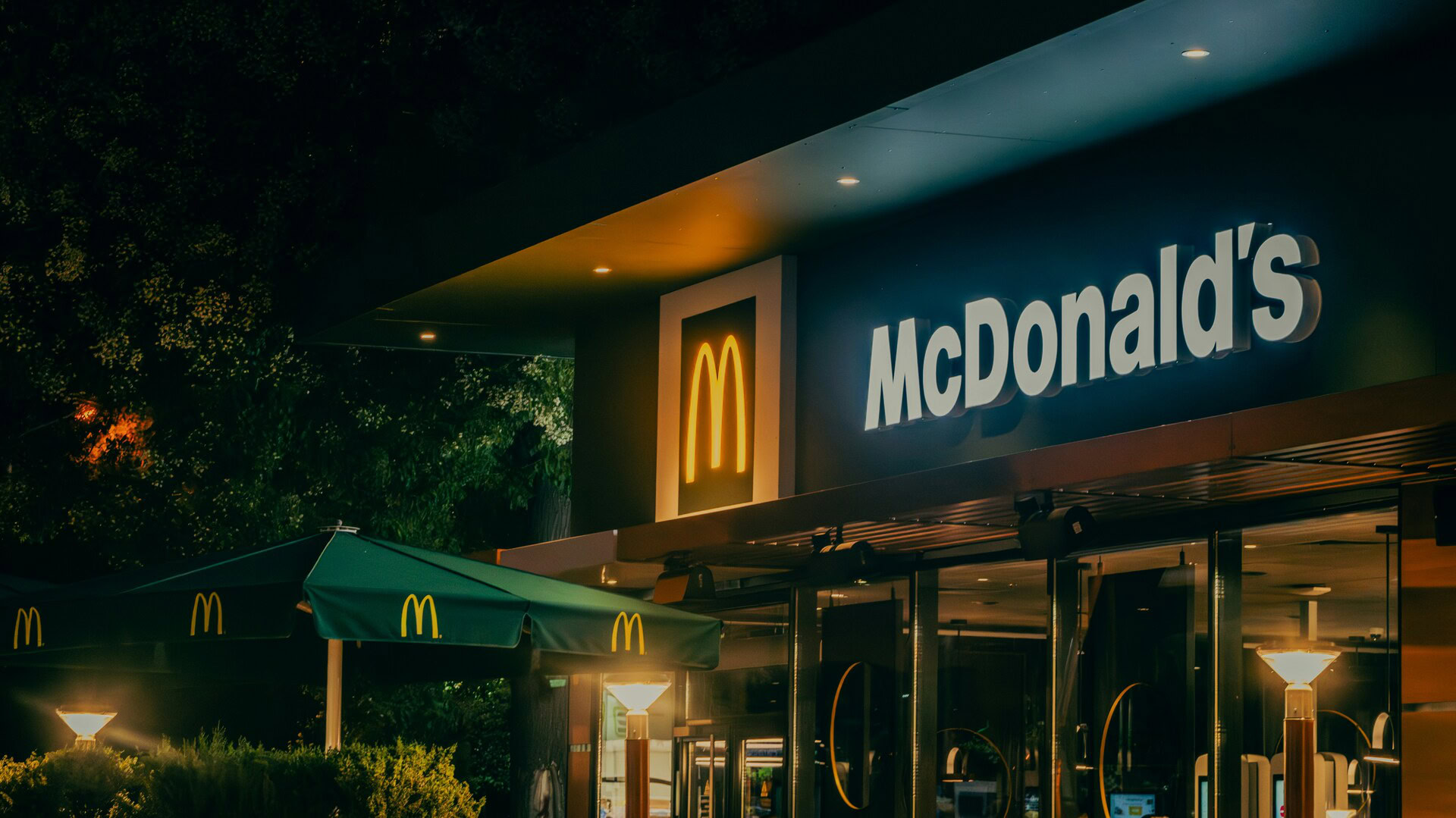 mcdonalds de nuit — arches dorées et terrasse