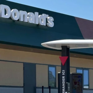 façade mcdonalds avec drive‑thru et borne de commande
