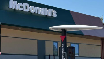 façade mcdonalds avec drive‑thru et borne de commande