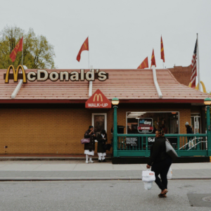 mcdonalds an der stadtstraße mit passanten
