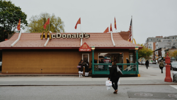 mcdonalds an der stadtstraße mit passanten