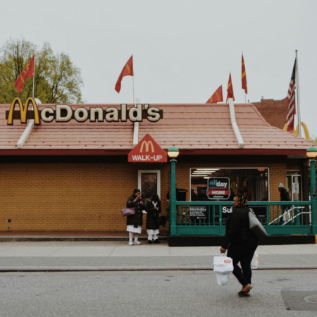 mcdonalds an der stadtstraße mit passanten