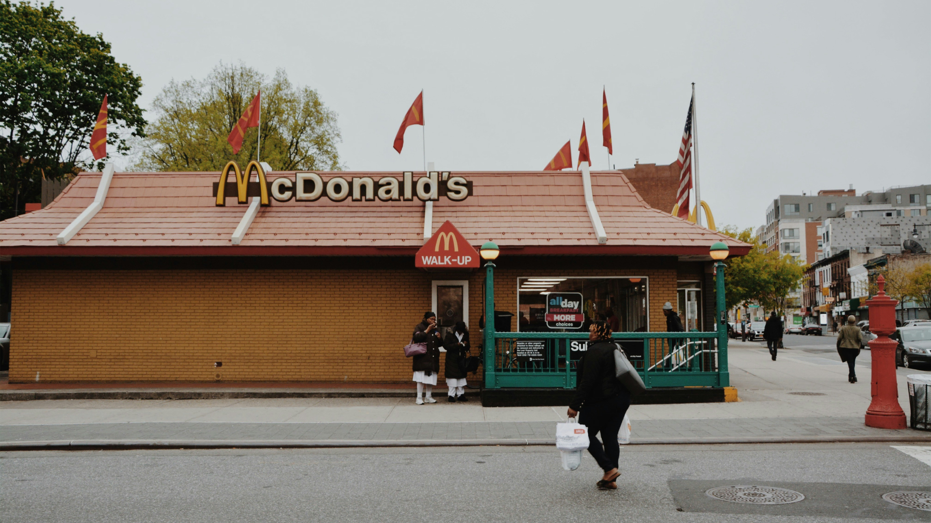 mcdonalds an der stadtstraße mit passanten