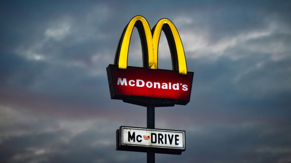 archi dorati mcdonalds illuminati al crepuscolo