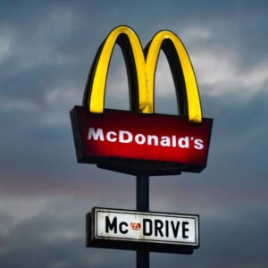 archi dorati mcdonalds illuminati al crepuscolo
