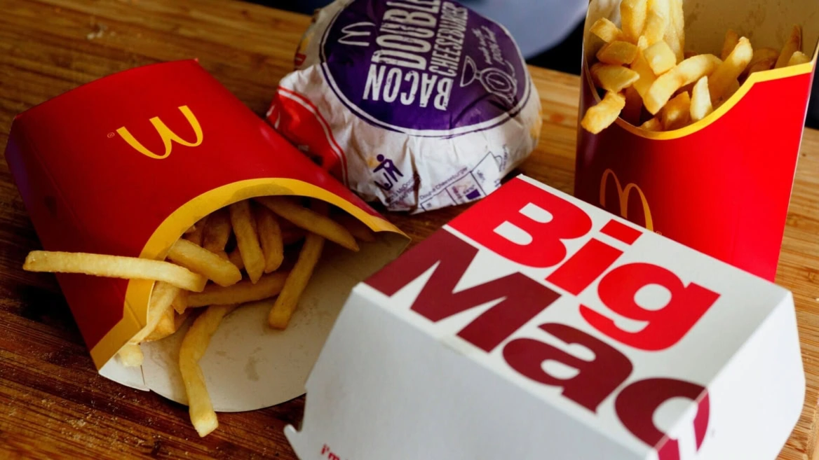 mcdonalds: big mac e patatine croccanti su tagliere
