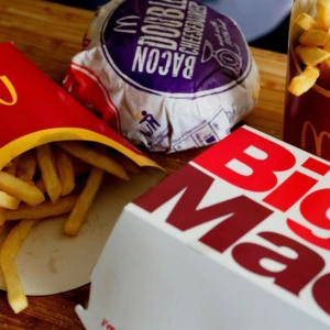 mcdonalds: big mac e patatine croccanti su tagliere