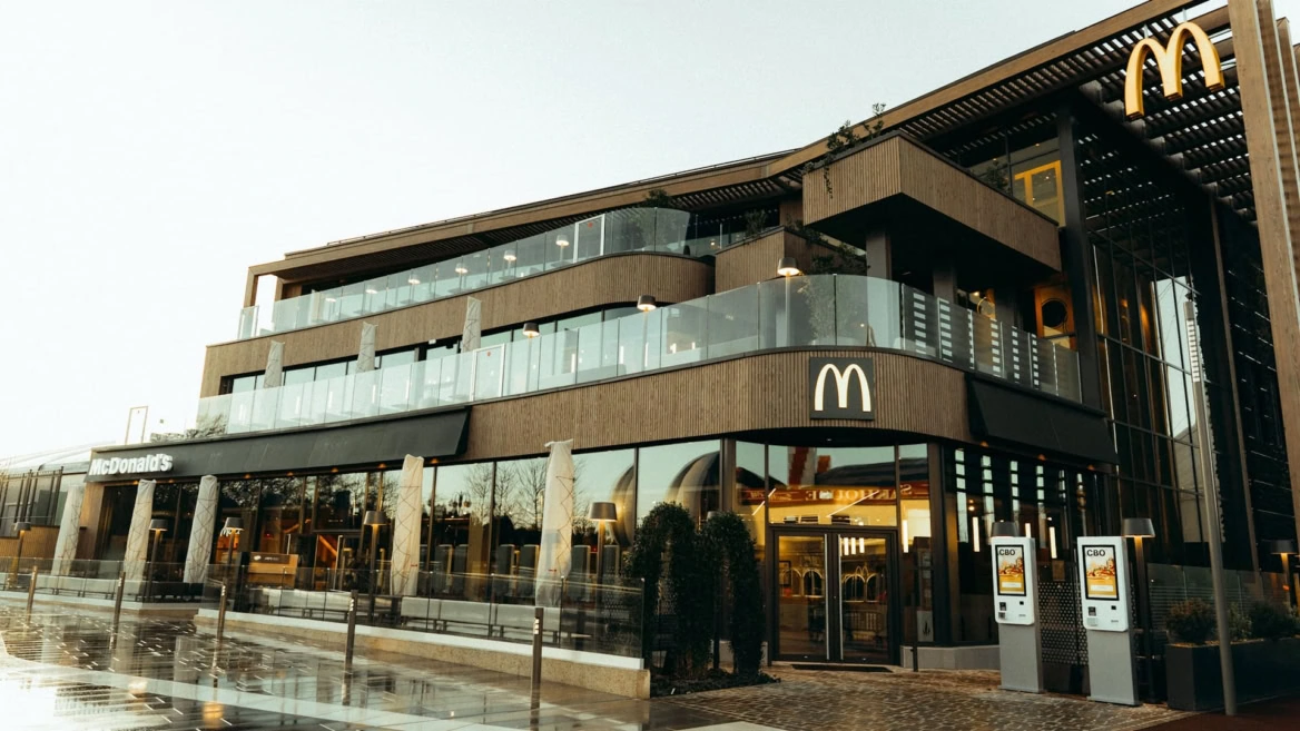 mcdonalds moderne À Étages avec terrasses vitrées
