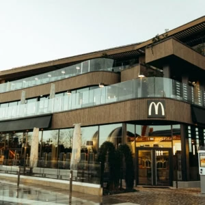 mcdonalds moderne À Étages avec terrasses vitrées