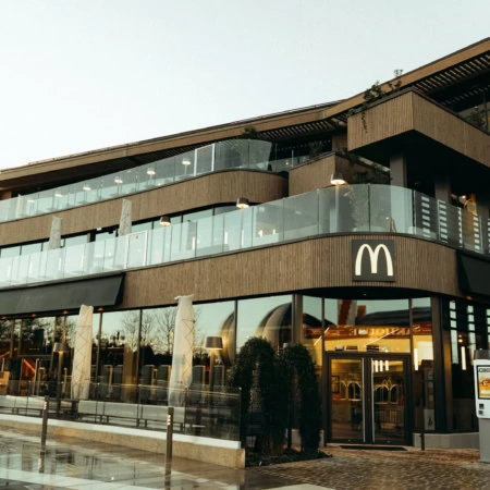 mcdonalds moderne À Étages avec terrasses vitrées