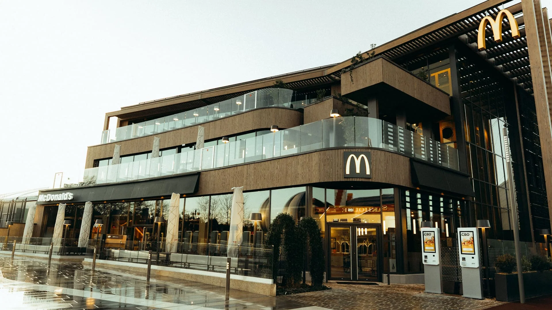 mcdonalds moderne À Étages avec terrasses vitrées