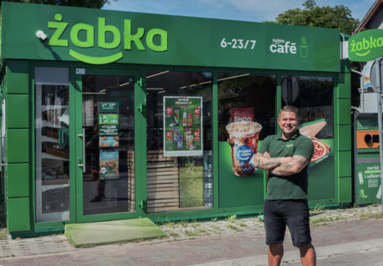 minimarket Żabka verde con caffè e personale