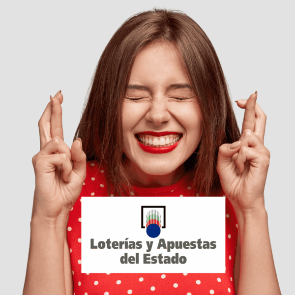 mujer sonriente cruzando dedos por lotería
