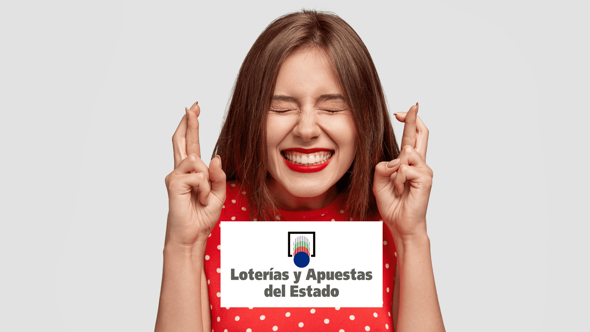 mujer sonriente cruzando dedos por lotería