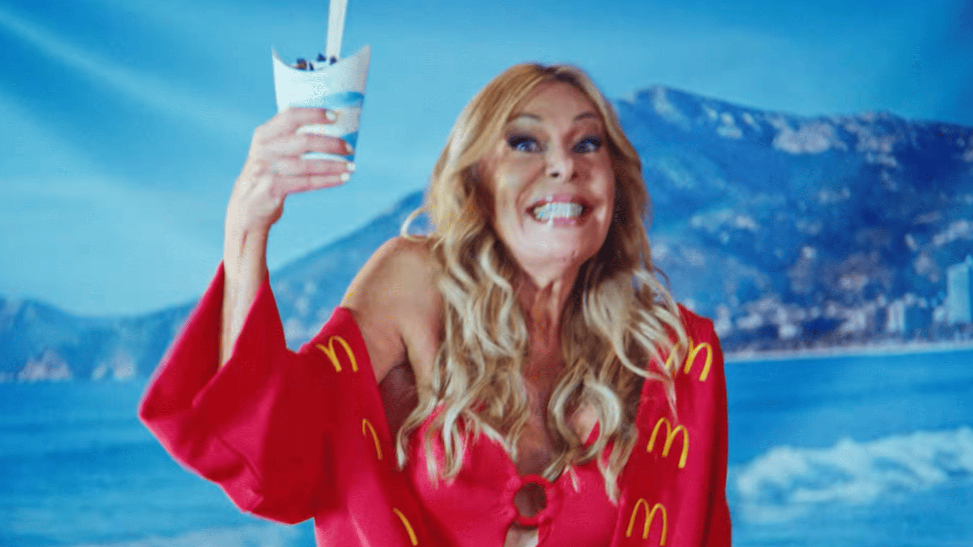 ana obregón sonríe en playa con bebida mcdonalds