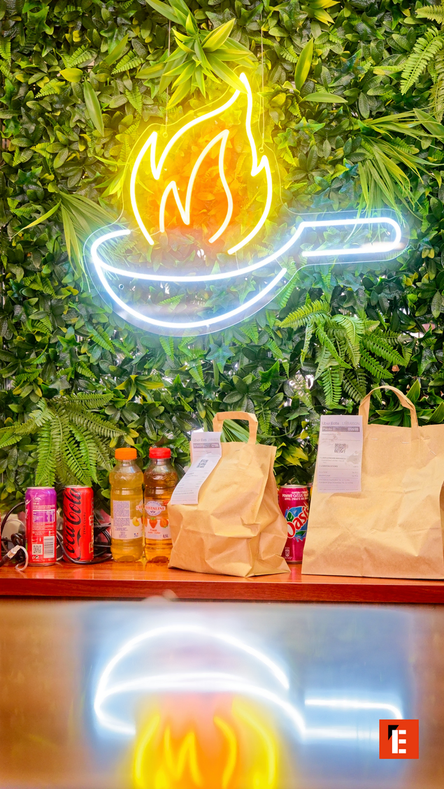 mur végétal, néon poêle et commande takeaway