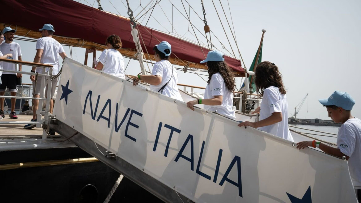 imbarco sulla nave italia al porto