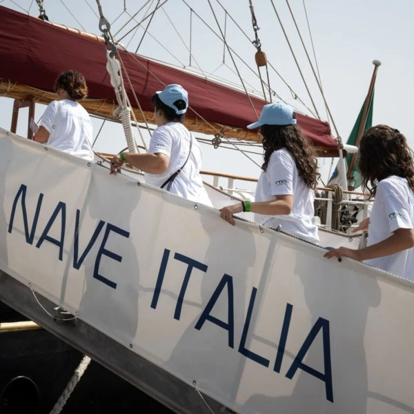 imbarco sulla nave italia al porto