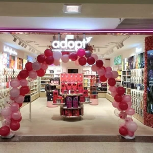 inaugurazione negozio adopt con arco di palloncini