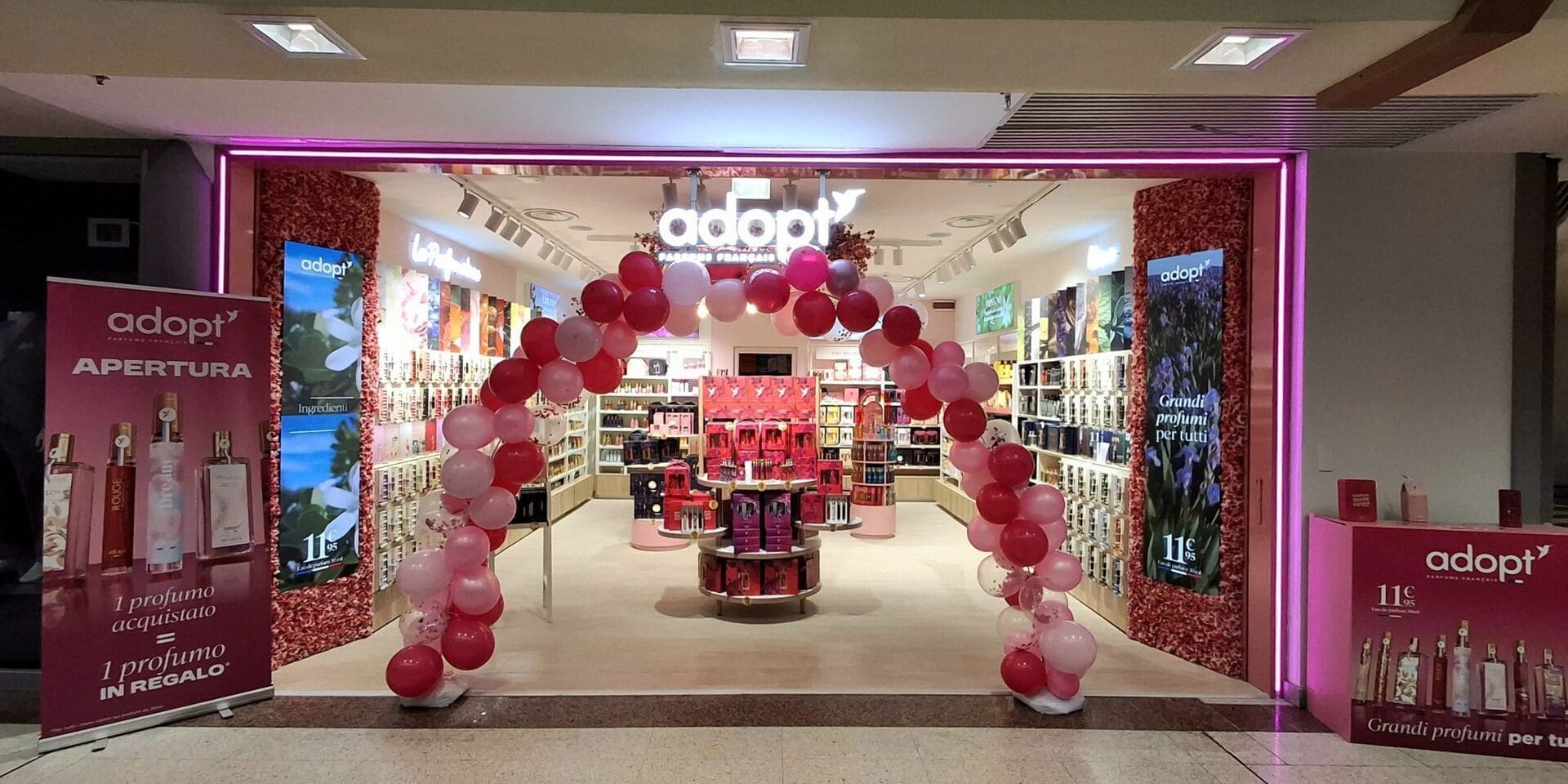 inaugurazione negozio adopt con arco di palloncini