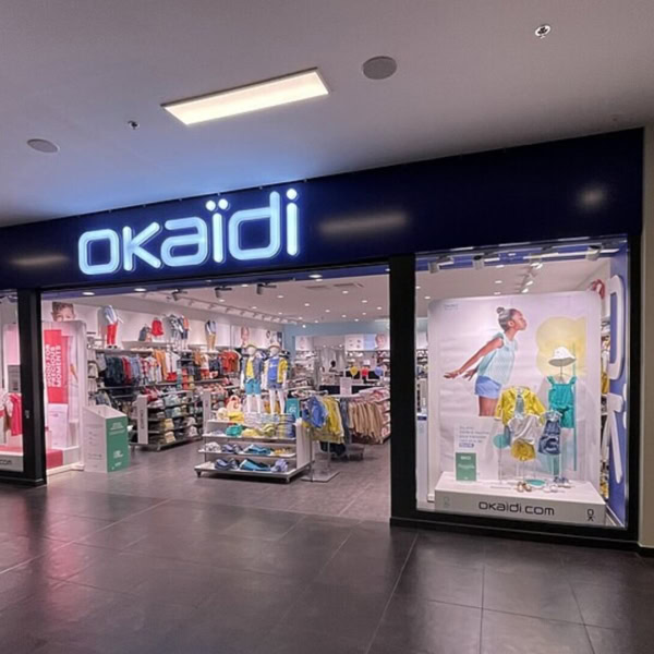okaïdi vitrine mode enfants colorée en centre commercial