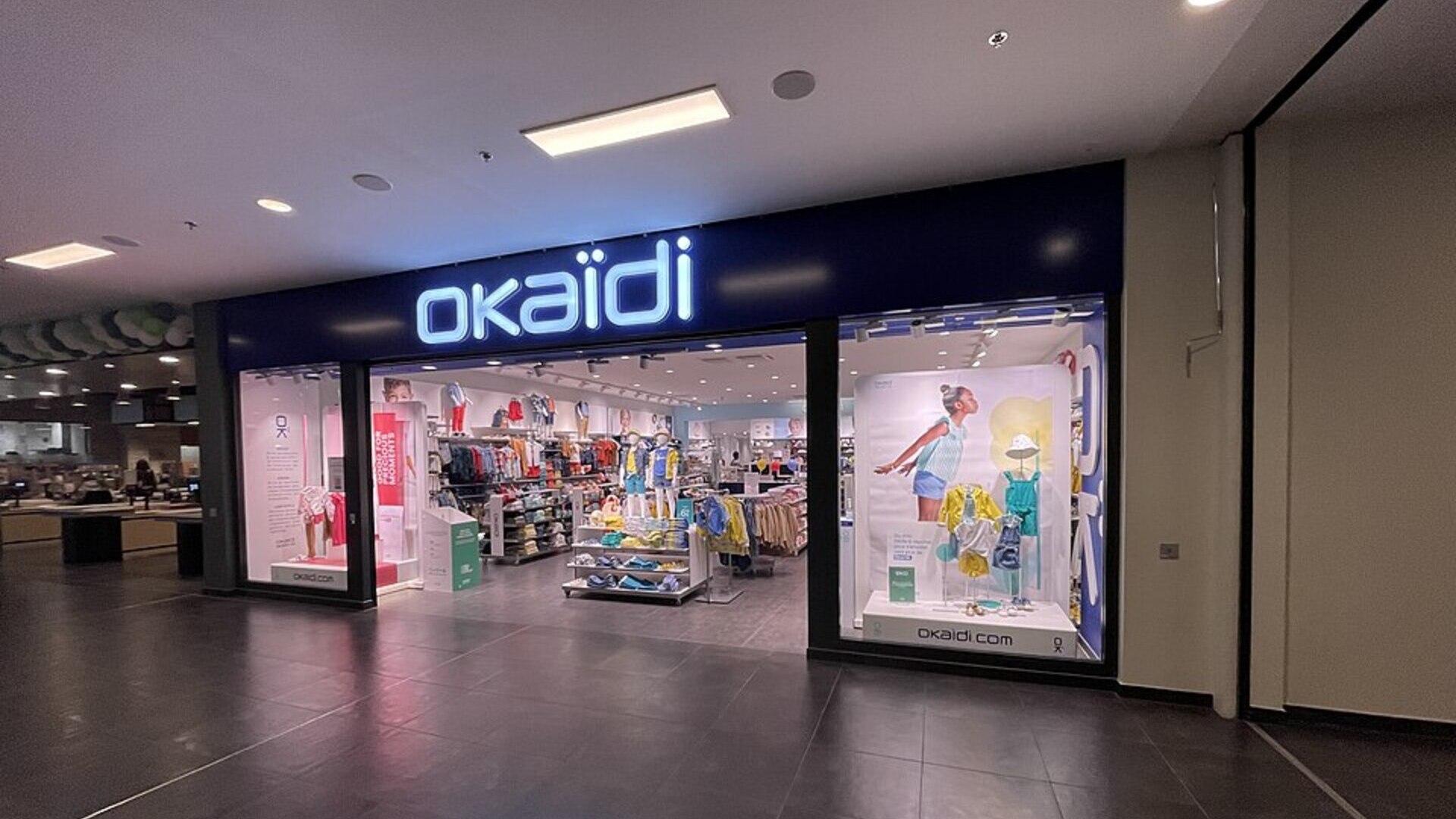 okaïdi vitrine mode enfants colorée en centre commercial