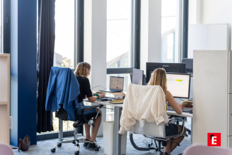open space moderne avec deux femmes au travail