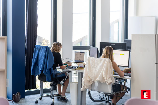 open space moderne avec deux femmes au travail