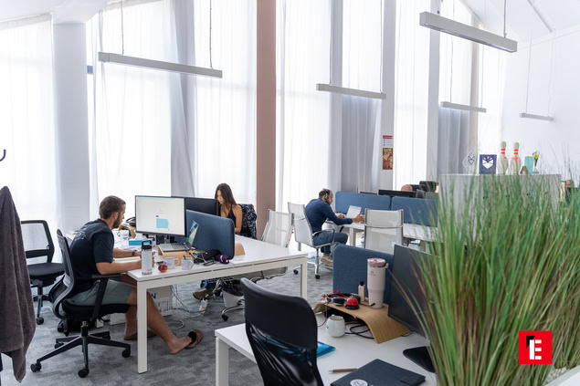 open space moderne et lumineux au travail