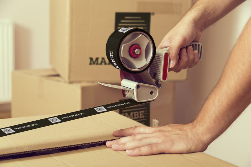 cinta de embalaje sellando caja de cartón
