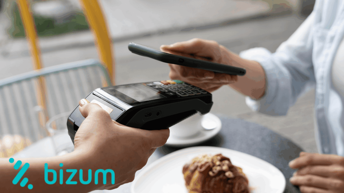 pago móvil sin contacto en cafetería con bizum