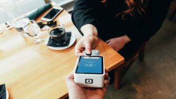 paiement sans contact au café avec carte visa