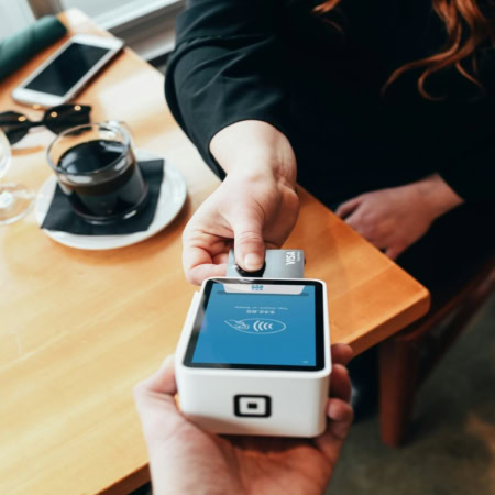 paiement sans contact au café avec carte visa