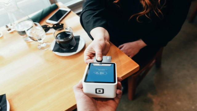 paiement sans contact au café avec carte visa