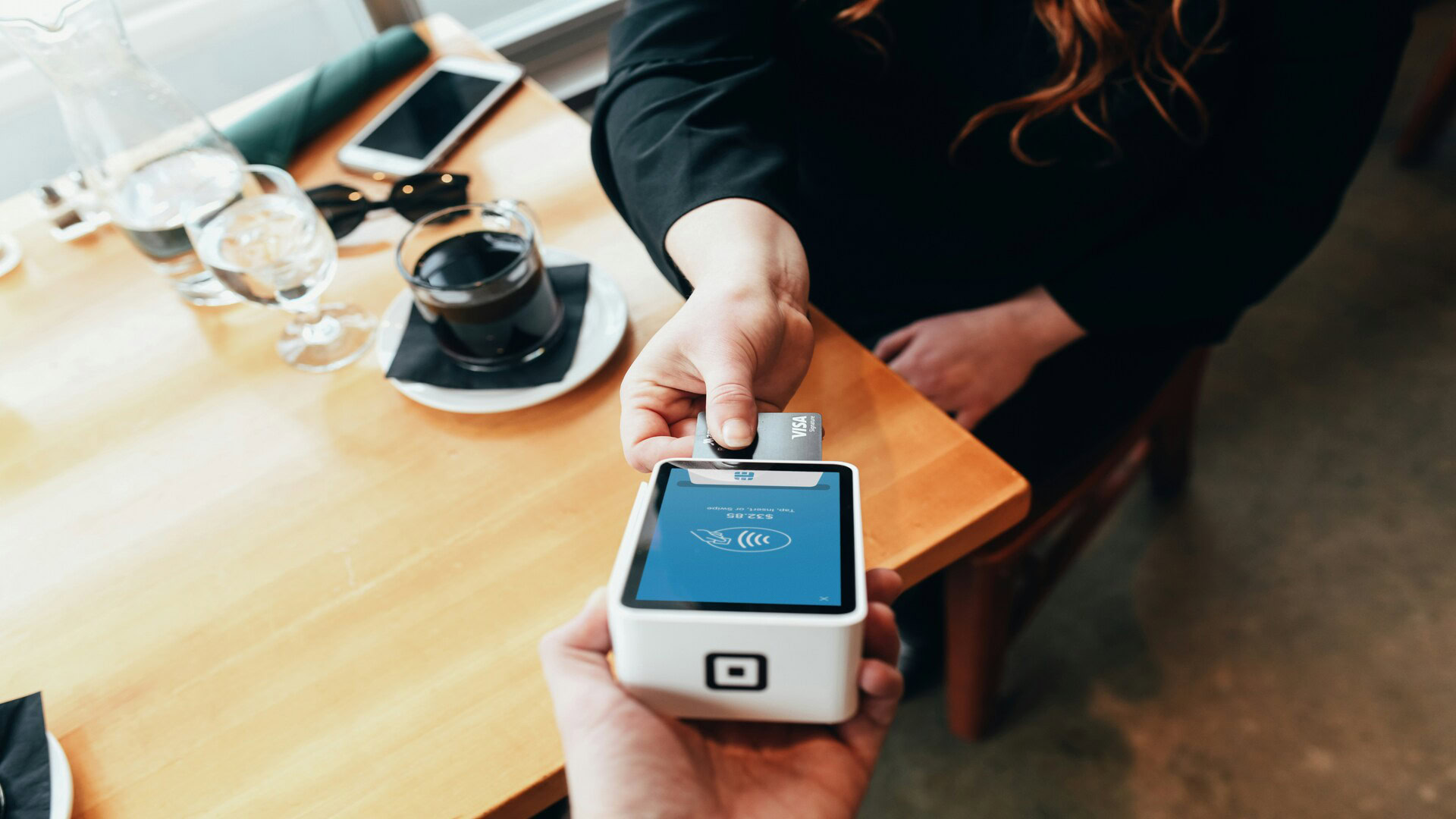 paiement sans contact au café avec carte visa