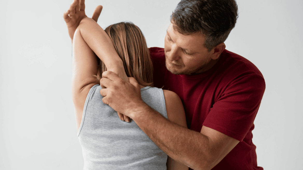 abrazo Íntimo de pareja sobre fondo blanco