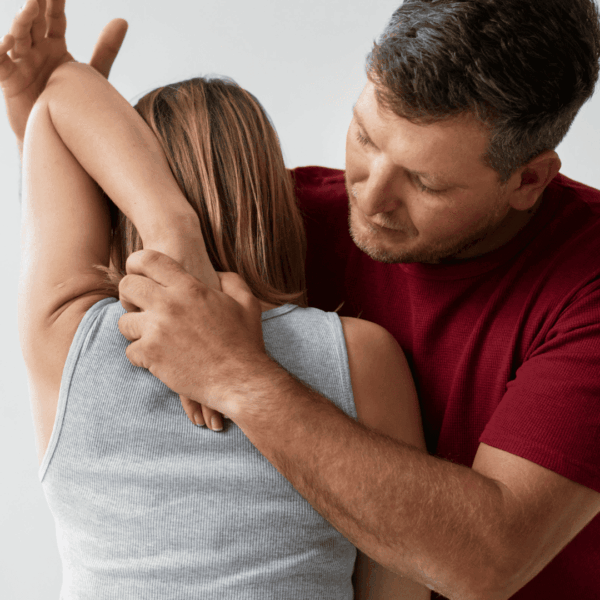 abrazo Íntimo de pareja sobre fondo blanco