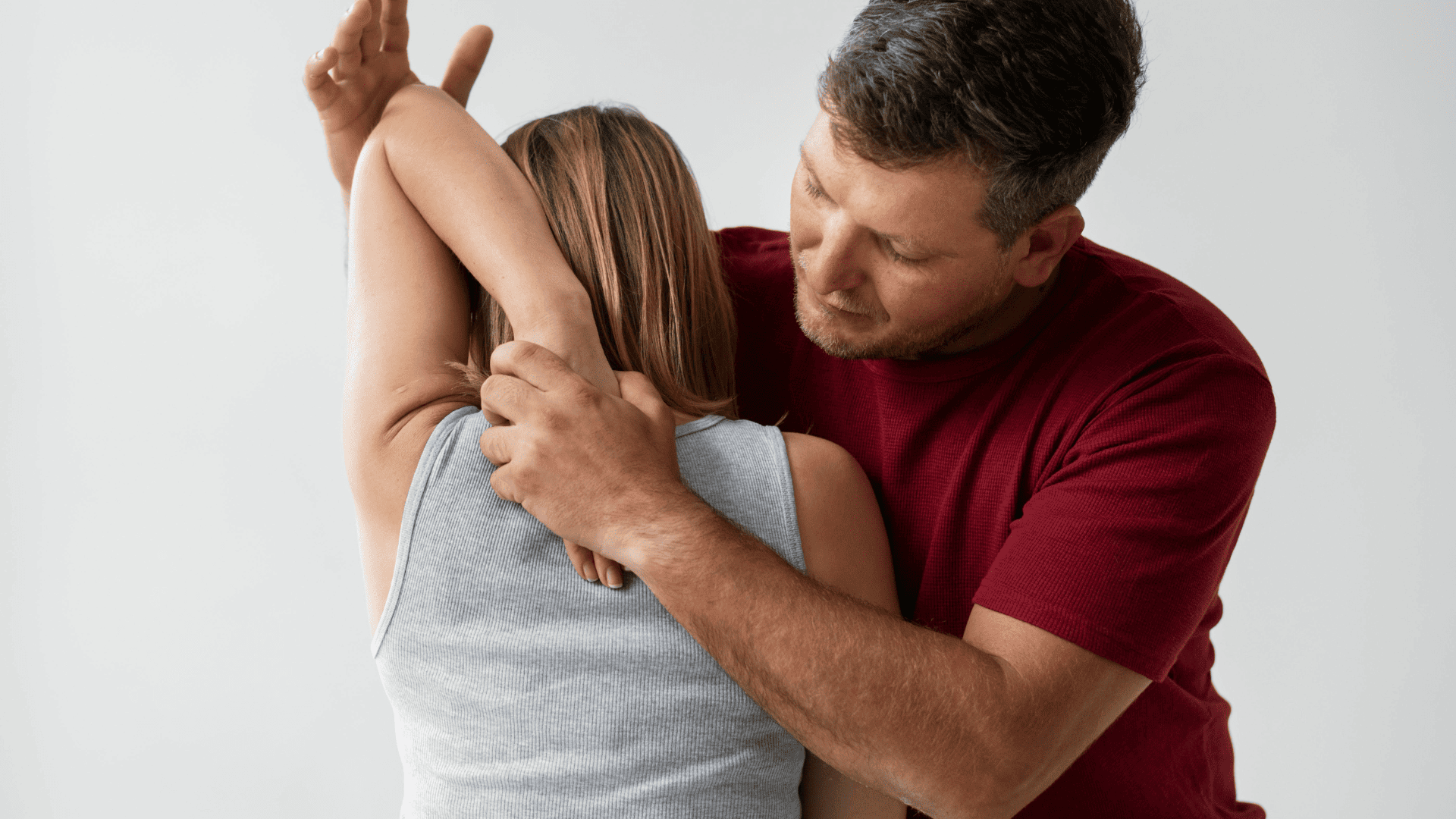abrazo Íntimo de pareja sobre fondo blanco