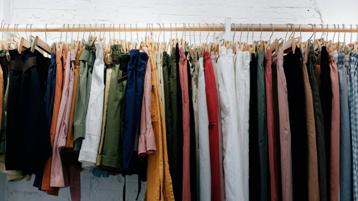 pantaloni e gonne in colori caldi naturali