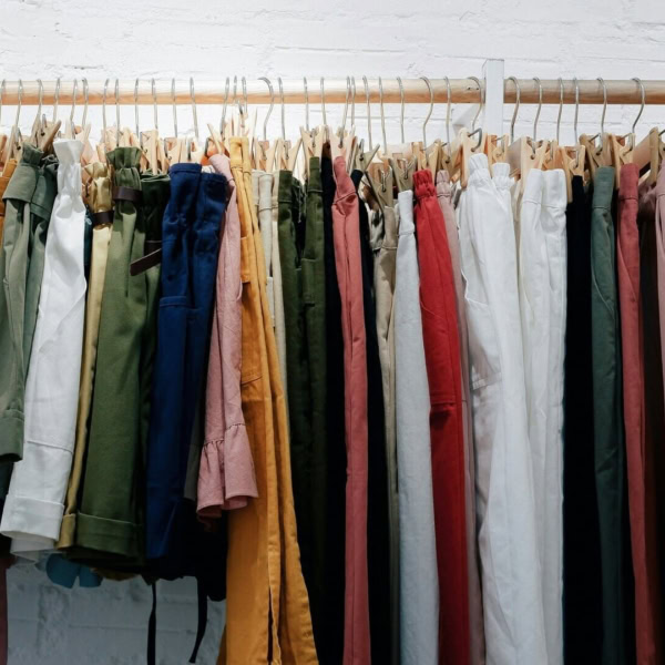 pantaloni e gonne in colori caldi naturali