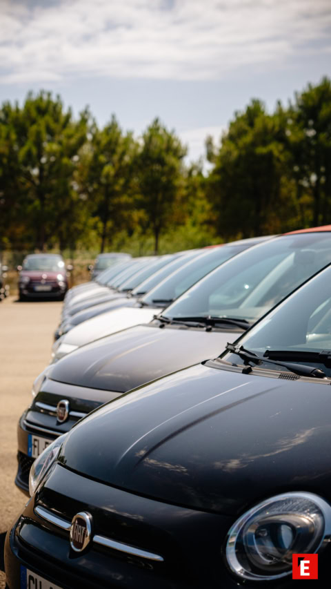 rangée de fiats compactes en perspective