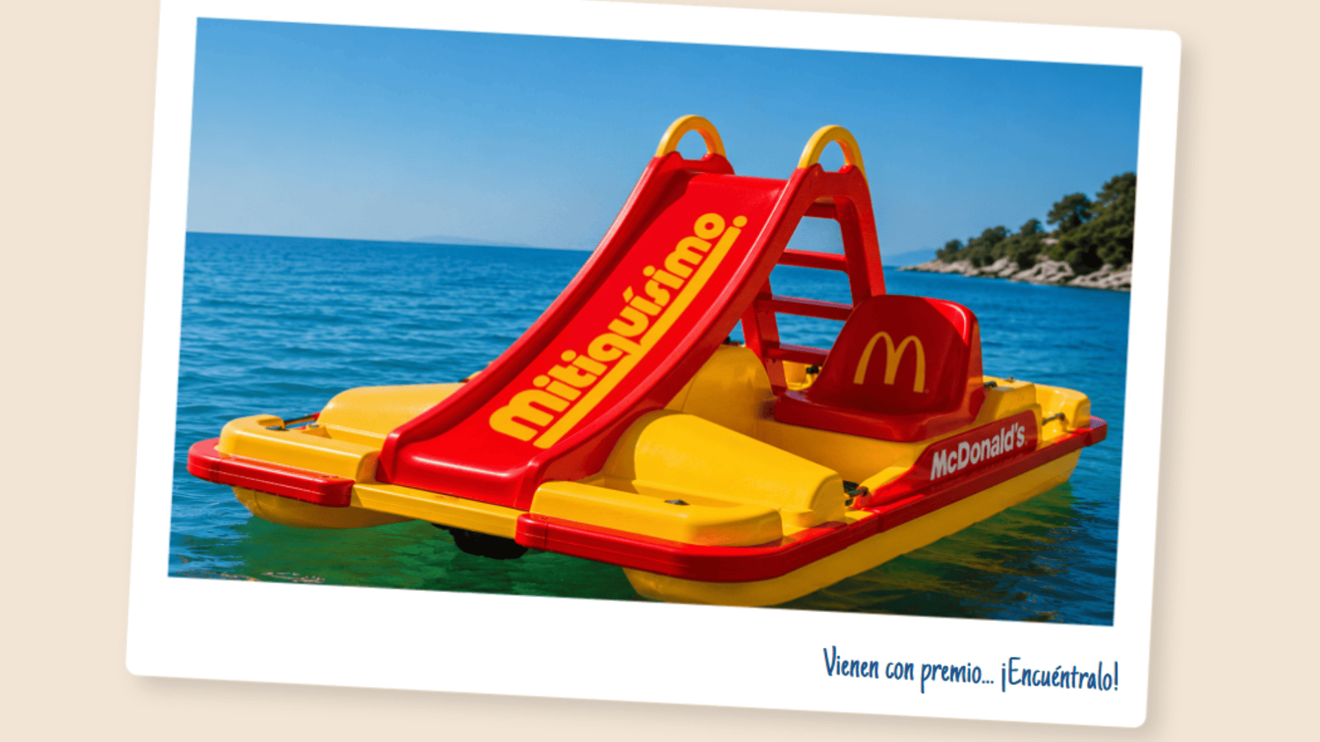 pédalo mcdonalds rojo y amarillo en playa