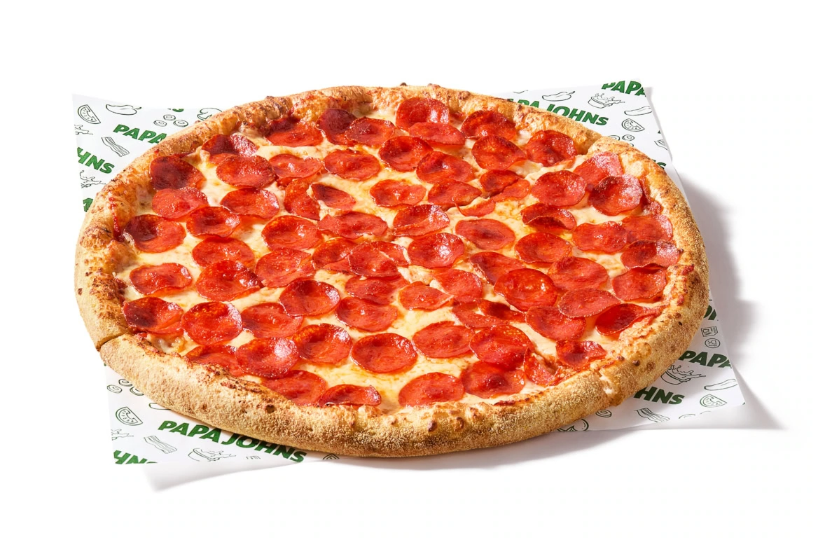 pizza de pepperoni papa john’s sobre fondo blanco