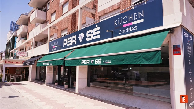fachada de per se kÜchen en calle urbana