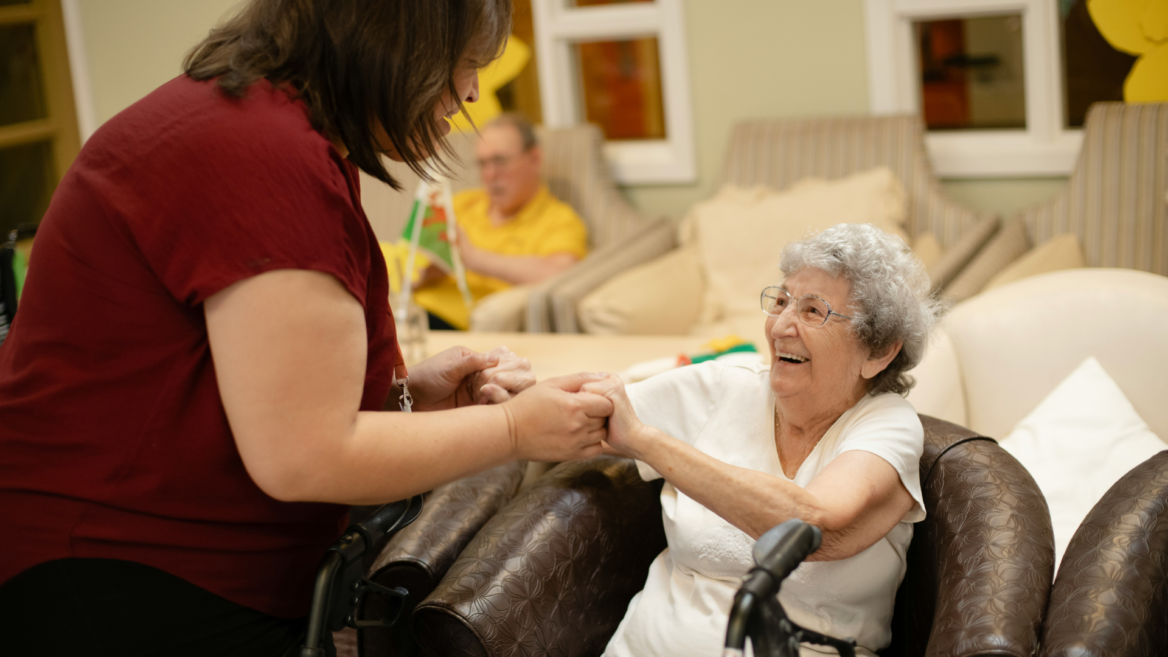pflegekraft und seniorin im herzensmoment