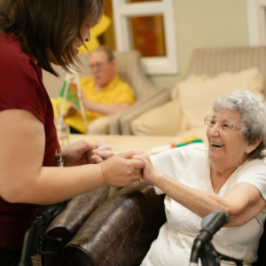 pflegekraft und seniorin im herzensmoment