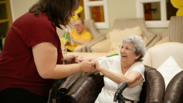 pflegekraft und seniorin im herzensmoment